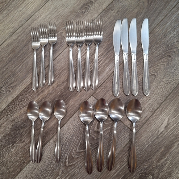 18pc flatware set, silverware - Picture 1 of 2